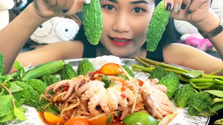 EP127กินมะระขี้นกสดๆกรอบๆส้มตำหมึกสายเผ็ดๆแซ่บนัวลืมผัวจ้า ส้มตำ อาหารอีสาน