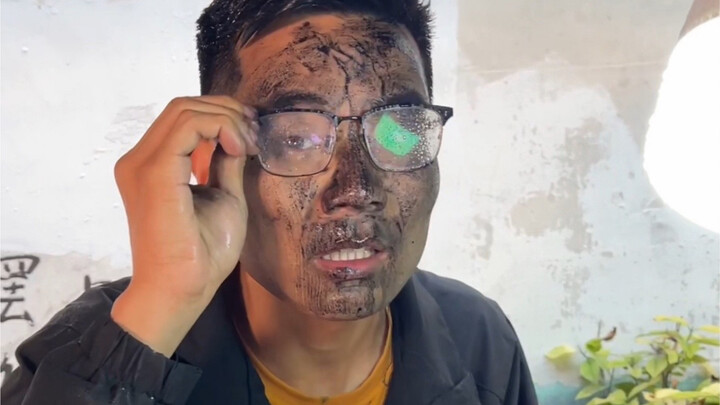 Nhiều năm qua, người thợ lâu năm vẫn kiên trì bày hàng bất kể mưa gió.