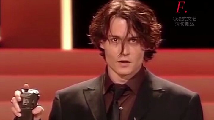 في عام 1999، حاز ديب جائزة سيزار الفخرية، وأقرّ بأن لغته الفرنسية سيئة للغاية، ثم ألقى كلمة شكر بالف