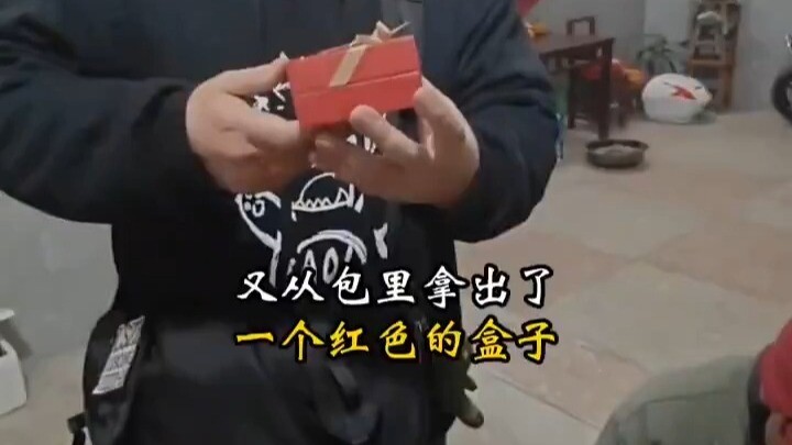 คนธรรมดาๆ ก็มีความประทับใจในแบบของตัวเอง น้องชายที่ทำงานหาเช้ากินค่ำกลับบ้านช่วงปีใหม่จีนพร้อมของฝาก