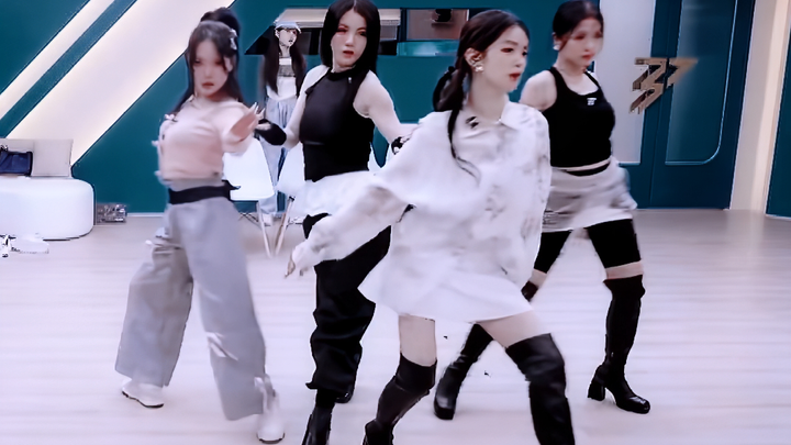 I think the decoration of the practice room is better than the stage.