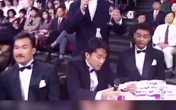 لقطات نادرة: حتى جاكي شونغ لديه جانب مرح ومشاكس.. فهل ما زال قادرًا على السخرية من ملكة جمال هونغ كو