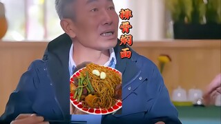Orang tua itu makan mie tanpa membayar dan ditertawakan oleh pelayan!