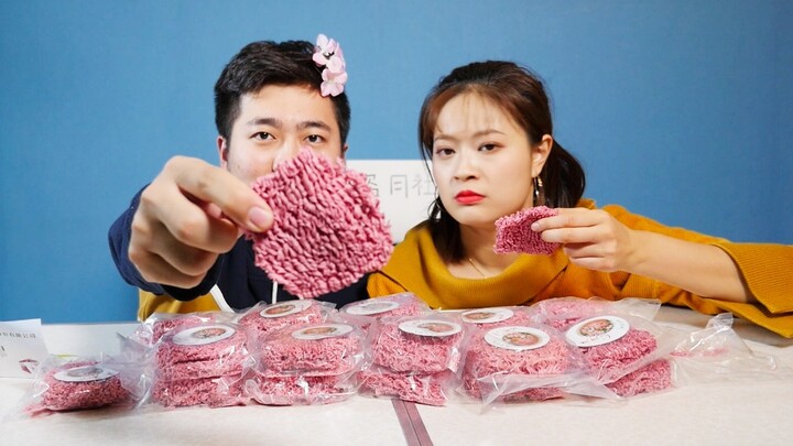 Tôi mua một hộp mì ăn liền màu hồng, nhưng khi mở ra thì không thấy gói gia vị nào cả. Họ định lừa t
