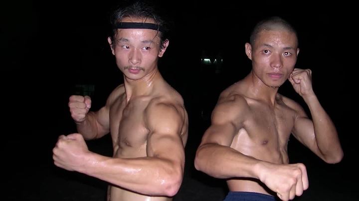 The master descends the mountain, spreading Tai Chi; everyone he meets is kind-hearted.