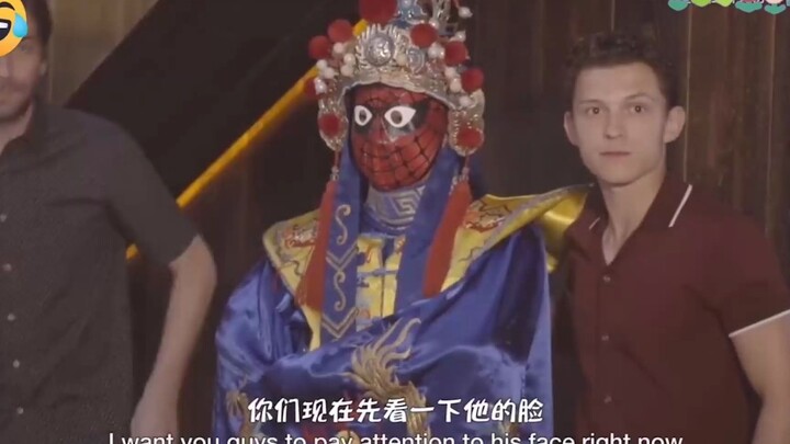外国人看中国川剧变脸反应，荷兰弟被吓得差点当场吐丝，太逗了