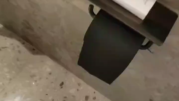 Người phát minh ra giấy đen chắc bị điên rồi?