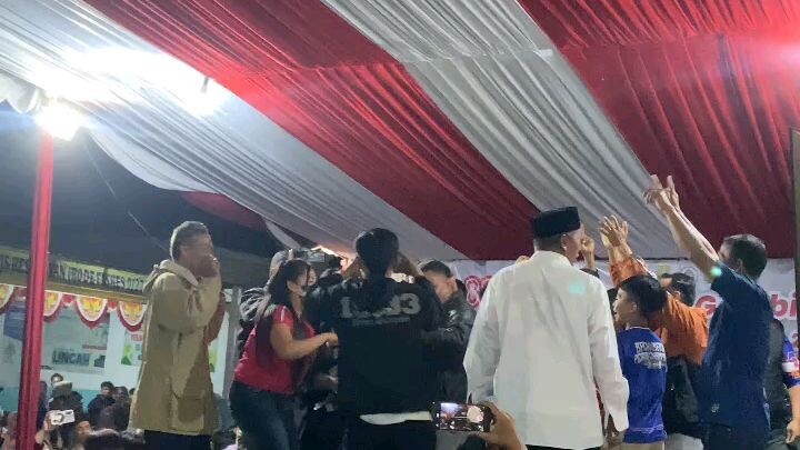 kompetisi lomba agustusan karaoke antar RW