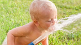ทารกที่สนุกที่สุดดื่มน้ำเป็นครั้งแรก - วิดีโอเด็กน่ารัก