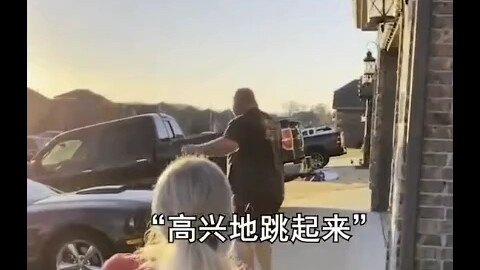 أول مرة أشوف الأب العجوز فرحان كأنه طفل!