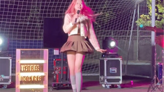 นักศึกษาสาวร้องเพลงและเต้นเพลง “Love You” โดยเปิดไมโครโฟนไปด้วย! ｜คอนเสิร์ตป่าของมหาวิทยาลัยภาษาและว