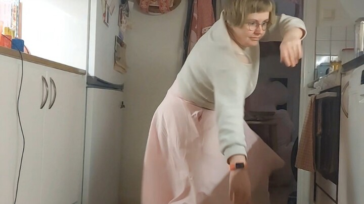 Cô gái bánh gừng ma quái – Vũ đạo