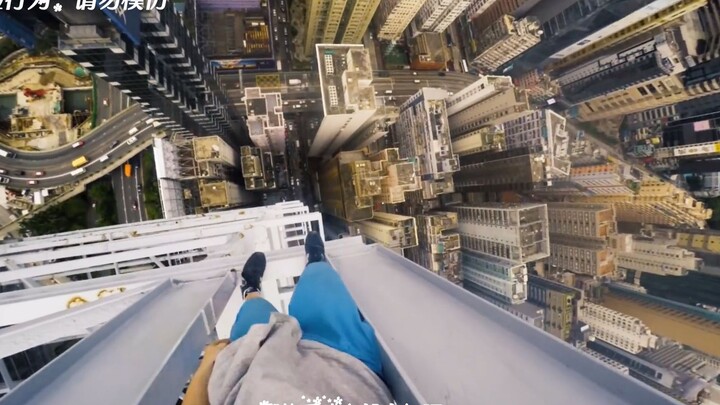 تحذير لمن يعاني من رهاب المرتفعات: تجربة جريئة على حافة مبنى شاهق بارتفاع 250.0 متر!