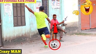 เล่นตลกเตะฟุตบอลปลอม Football Scary Prank กับ Crazy MAN - Gone Wrong REACTION By-1- สนุกมากขึ้น