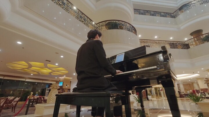 Playing "Ultraman Ace" Theme on the Piano of the Hotel