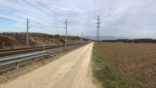 170km/h pendolino slowing down near the highway