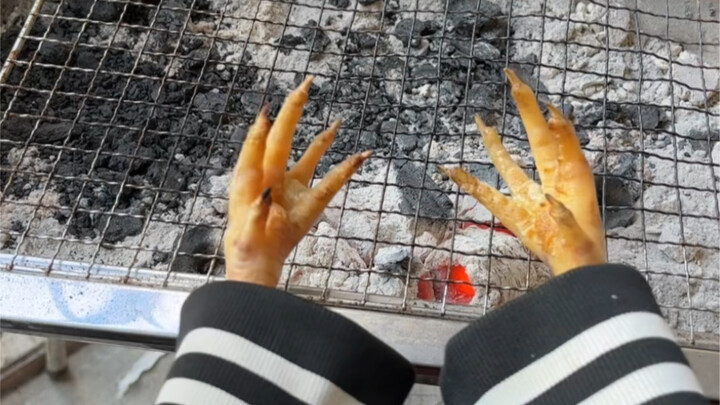 The weather is so cold; my hands are freezing and shrunken... Well, let's roast them a bit. Hehe, su