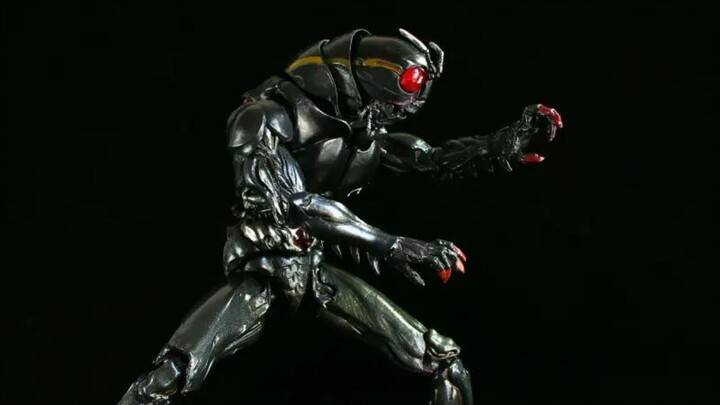 Kamen Rider hay Quái vật châu chấu? Cuộc đời bi thảm của Minami Kotaro trong manga [Kamen Rider Blac