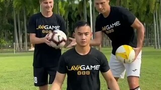 震惊我一整年！原来足球守门员身手也能这么厉害！看来什么球都躲不过他们～