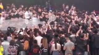 这就是街舞应援battle现场，王一博粉丝赢麻了