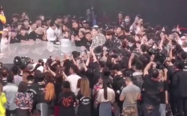 这就是街舞应援battle现场，王一博粉丝赢麻了