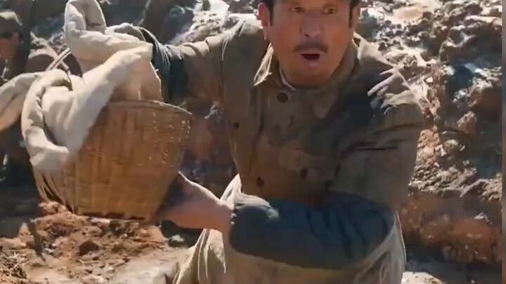 An uncle meant to deliver steamed buns to frontline soldiers, but ended up going to the wrong positi