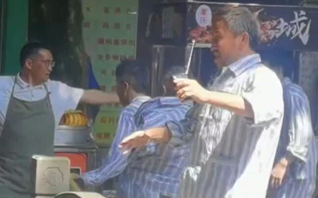 Tường bệnh viện sập, bệnh nhân tâm thần chạy hết