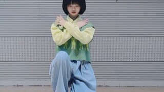 طالبة في المدرسة الإعدادية تبلغ من العمر 14 عامًا ترقص على أغنية "OOO"