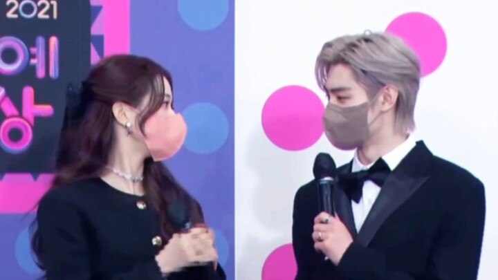 Seberapa manis sih pasangan yang meraih penghargaan Couple Terbaik? Sang istri begitu menggemaskan h