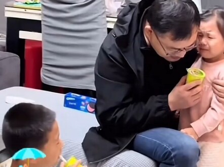 คำพูดเพียงประโยคเดียวของน้องสาว ทำให้พ่อกับพี่ชายรู้สึกผิดจนนอนไม่หลับกลางดึก “เด็กดีแสนรู้สมควรได้ร