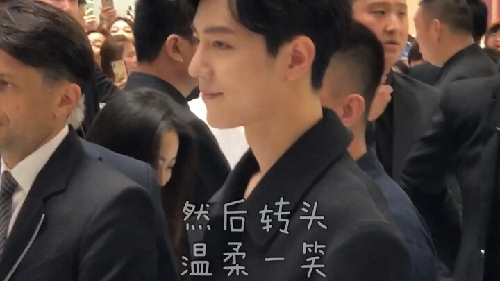 【Sự kiện Givenchy tại SKP Bắc Kinh ngày 5/7/2019 – Tiêu Chiến】Anh Tiêu Chiến quay lại mỉm cười dịu d