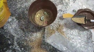التُراب يمكن أن يُؤكل فعلاً! شاب غريب يشتري عبر الإنترنت "تُراباً قابلاً للأكل"! يشعرك بالشبع تماماً
