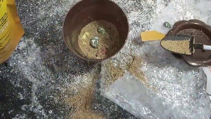 You can actually eat the soil! I bought some "edible soil" on Qibaxiaohuo.com! It's so filling!