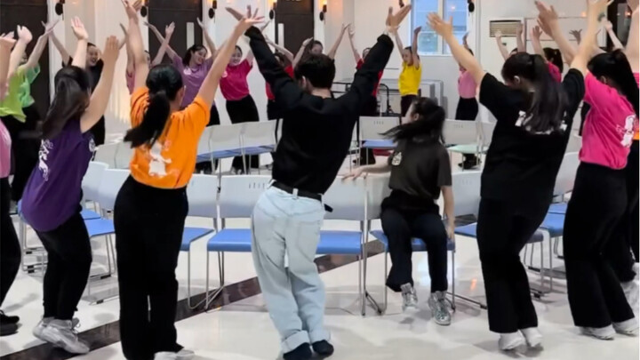 Không khí này quá sôi động rồi, cùng nhảy múa thể hiện thôi!