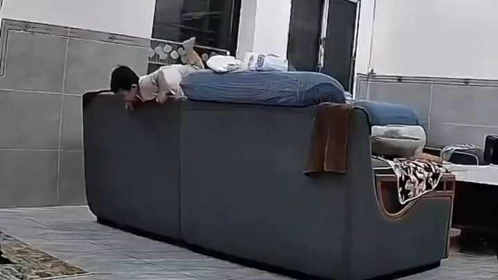 A video of a Chinese dad parenting has gone viral on Twitter, racking up 15 million views. His epic 
