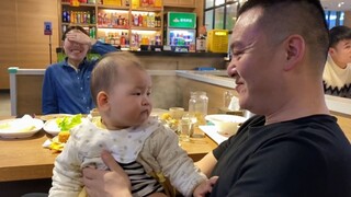 Đứa bé 8 tháng tuổi nhìn chằm chằm vào người chú ở bàn bên cạnh, được bế vào lòng, mắt sáng lên: Là 