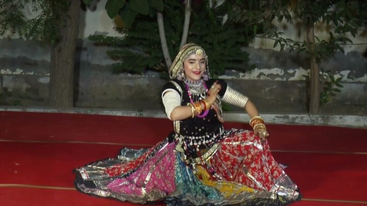 【Tarian India】Tak ada satu pun gadis Rajasthan yang tidak menari! Cover tarian Ghoomar dari soundtra