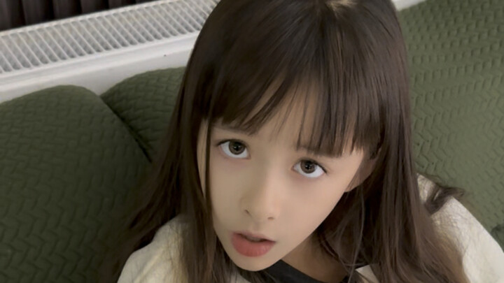 ثلاث بنات ثريات في عرض واحد