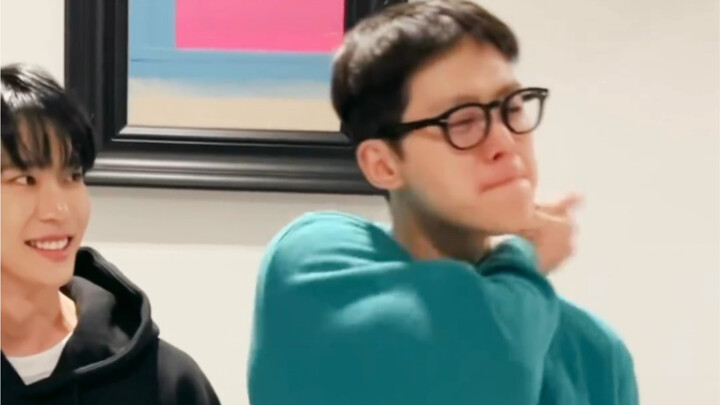 [Kong Myung x Doyoung] Anh trai ơi, đừng đùa nữa, hahaha Thử thách 'Nước hoa'