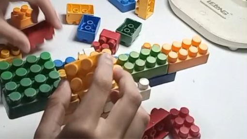 fazendo todo tipo de brinquedos para brincar
