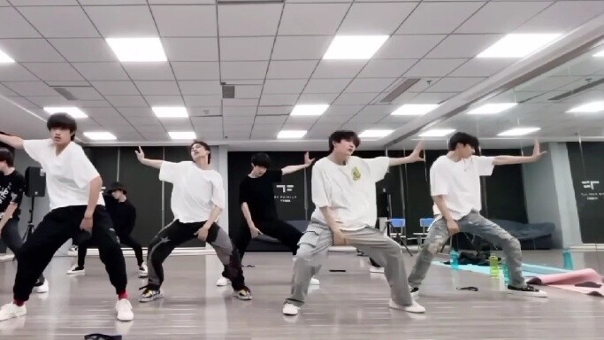 Saving Times Fengjun fixed-point shooting of the moving version of [Times Youth League] + [TF Family