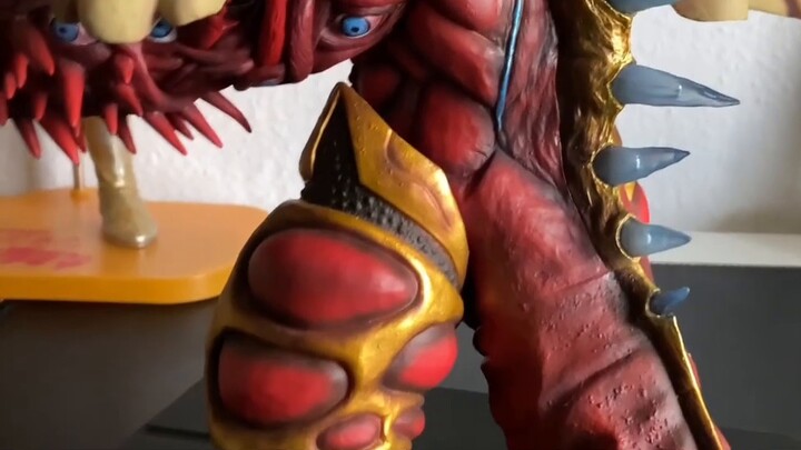 ฟิกเกอร์ระดับตู้อีกตัวหนึ่งเรียกว่า Tyrant รุ่นใหม่ การปรากฏตัวครั้งแรกของสัตว์ประหลาด Xplus สัตว์ปร
