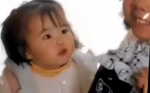 Holding the Heavenly Swallowing Magic Jar, calling out “Big Brother”—it’s that little girl.