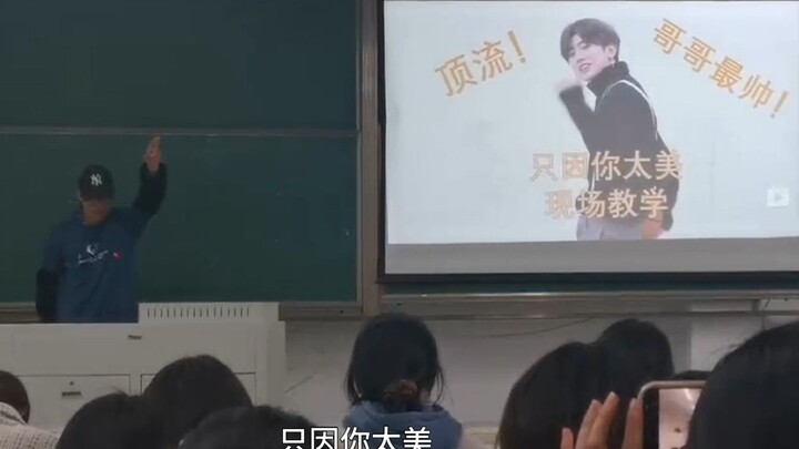 Mengajar langsung di depan seluruh kelas hanya karena Anda terlalu cantik untuk diposting dengan ber