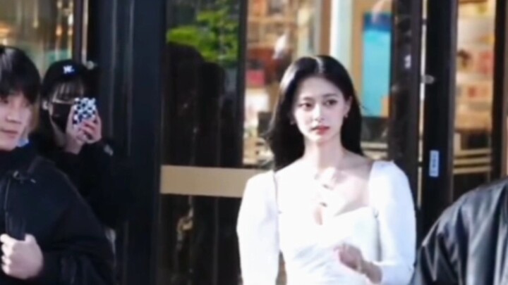 A single glance, a timeless beauty that captivates the nation.