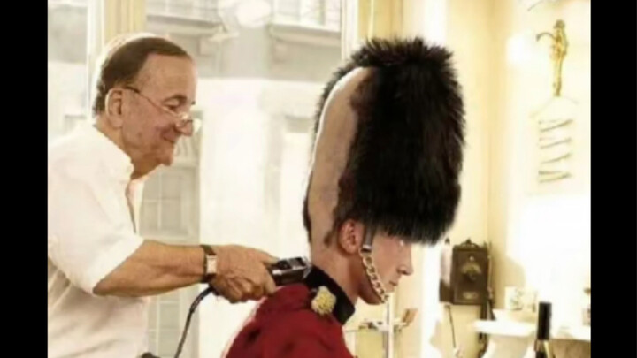 ภาพมีมสุดฮา | ช่างตัดผมชาวฝรั่งเศสกำลังโกนศีรษะให้ลูกค้าชาวอังกฤษ