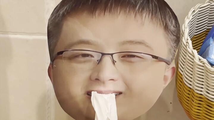 Cô ơi sao cô lại làm thêm trong nhà vệ sinh vậy?