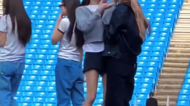 As soon as Lisa touched Rosé’s chest, she immediately reached out and touched Chaeyoung’s face in su