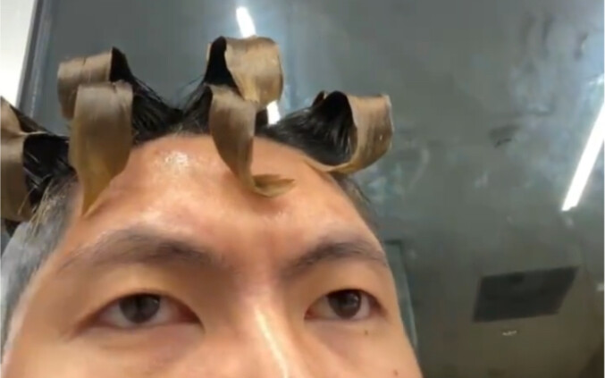 Kiểu tóc gì vậy đây? Chẳng có ai bênh vực tôi sao?