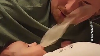 就这么把奶吐进爸爸妈妈嘴里了😂😂
